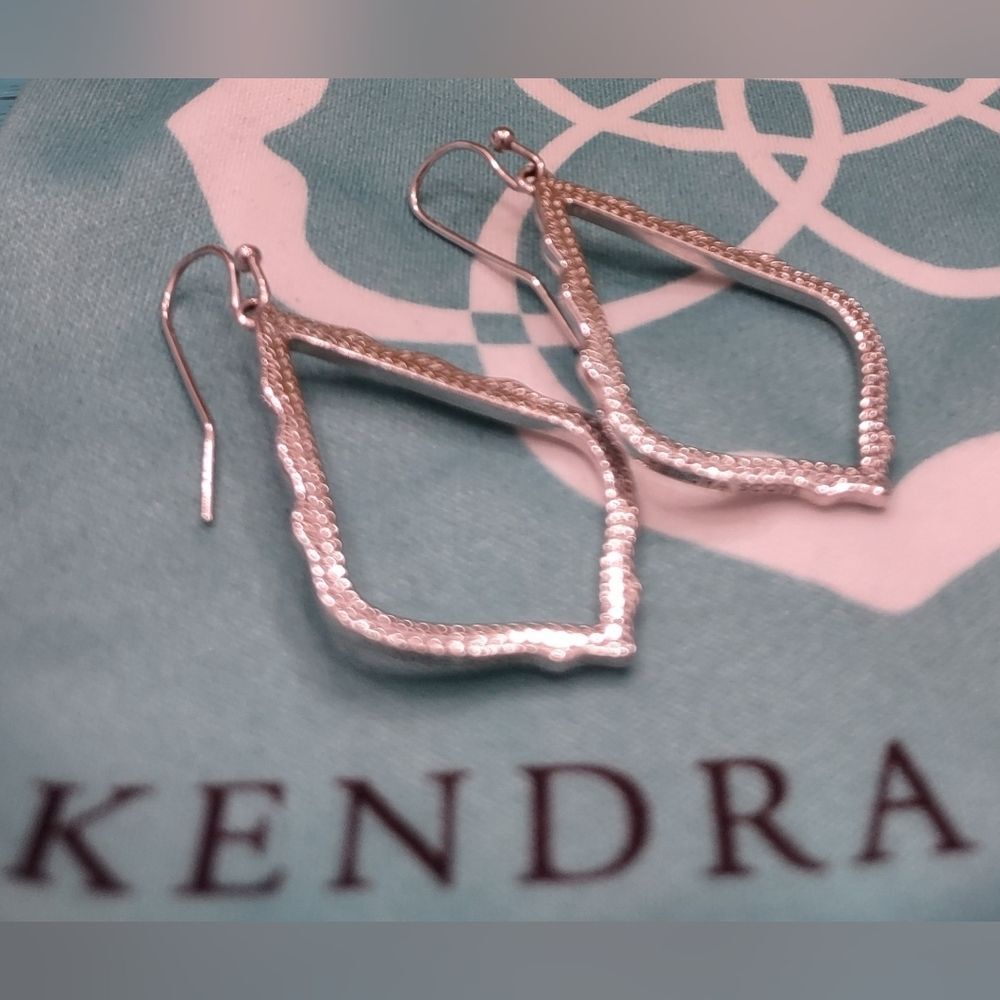 Like New Kendra Scott Sophia Drop Earrings Silver